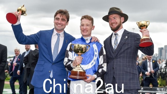 Zahra 与联合教练的 David Eustace 和 Ciaron Maher 在弗莱明顿赛马场周二。 (照片来自 Reg Ryan/Racing Photos via Getty Images)
