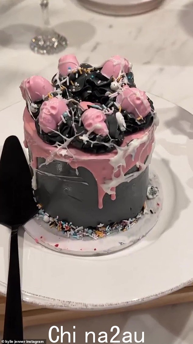Yum!她还分享了她奢华万圣节聚会的一瞥