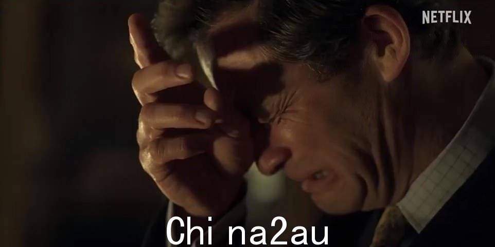 当时的威尔士亲王,由 Dominic West 在《王冠》中饰演,在该剧的预告片中哭泣,因为戴安娜怀疑他是否有能力成为国王