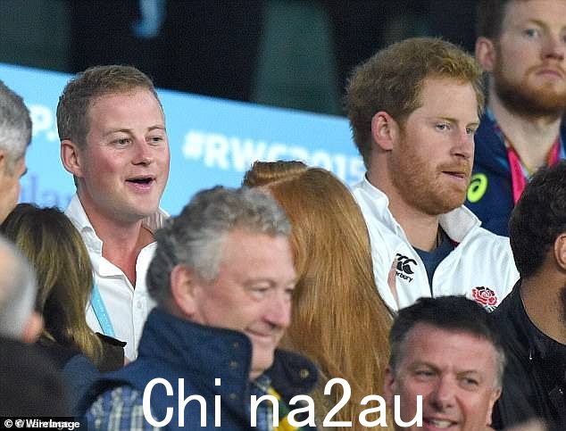 'Court jester' Guy Pelly 与皇室兄弟 Harry 和 William 有着不可动摇的联系(合照在 Twickenham 观看英格兰队的橄榄球比赛)