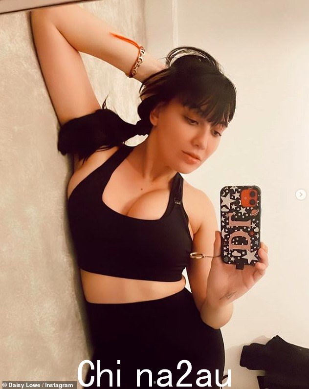 Post: 这位新订婚的明星透露她患有恶心、不眠之夜和疲惫
