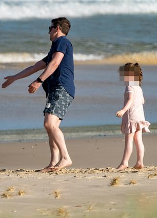 休闲:与Ant McPartlin 共同呈现的德克兰用一副黑色太阳镜遮挡了温暖的阳光