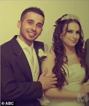 Mariam Dabboussy 不是一个虔诚的穆斯林,但她在 22 岁与 Kaled Zahab 结婚时改变了她的生活(如图)
