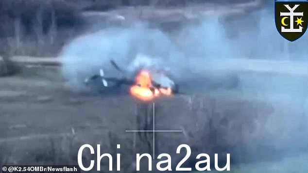 导弹在撞击时爆炸,但直升机继续飞行一段时间,火焰从左侧喷出