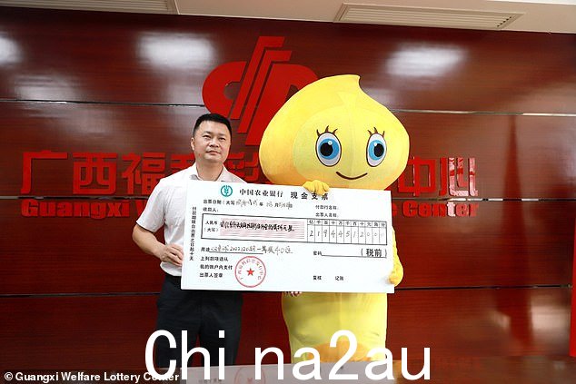 '李先生'身着黄色卡通人物服装保护嗨他于 10 月 24 日在南宁广西福利彩票中心领取彩票时匿名。” class=