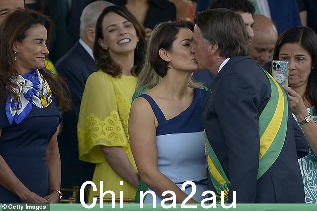 这对夫妇于 2007 年结婚,是博尔索纳罗的第三任妻子,他们共同拥有一个女儿劳拉