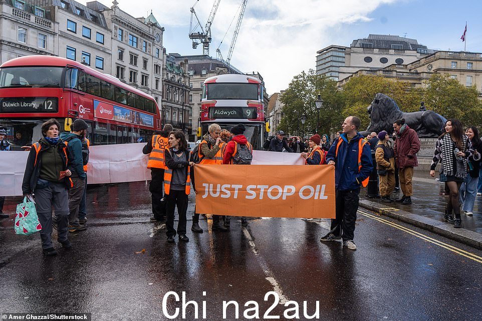 试图重振他们肆无忌惮的抗议——Just Stop Oil 已连续第 32 天证明——该组织转而在人行道上大喊口号——远离他们通常的交通目标