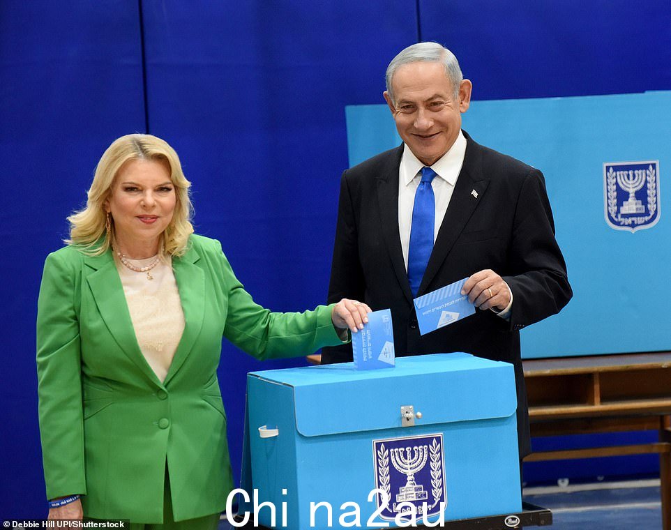 Benjamin Netanyahu 和他的妻子 Sara 在耶路撒冷的一个投票站投票