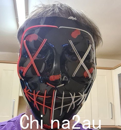  Andrew Leak 戴着黑色面具