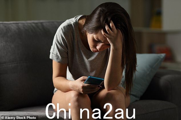 调查还显示虽然 25 岁以上的人中有一半认为社交媒体是年轻 Z 世代同龄群体中压力的主要原因,但这些年轻人中只有 35% 认为这是一个原因