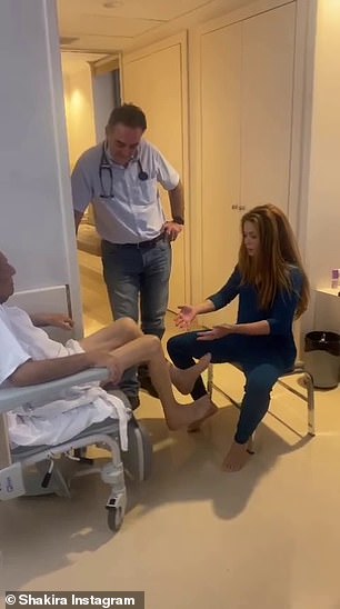 溺爱的女儿:Shakira 分享了一段她帮助父亲 William Mebarak Chadid 在医院进行理疗的情感视频
