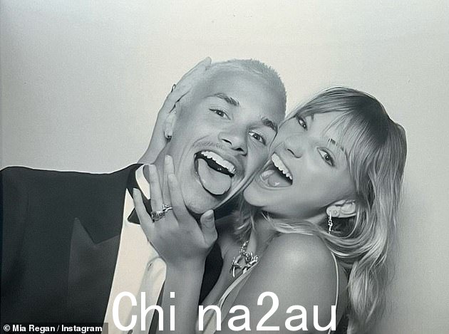 All over:罗密欧和他的女朋友 Mia Regan 在管理长期关系的压力对这对年轻夫妇造成影响后,于 7 月结束了他们三年的恋情