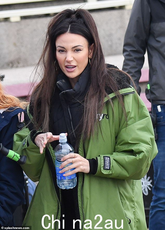 Laidback figure:Michelle Keegan 周二在布莱克浦与寒冷的天气作斗争,同时为 Brassic