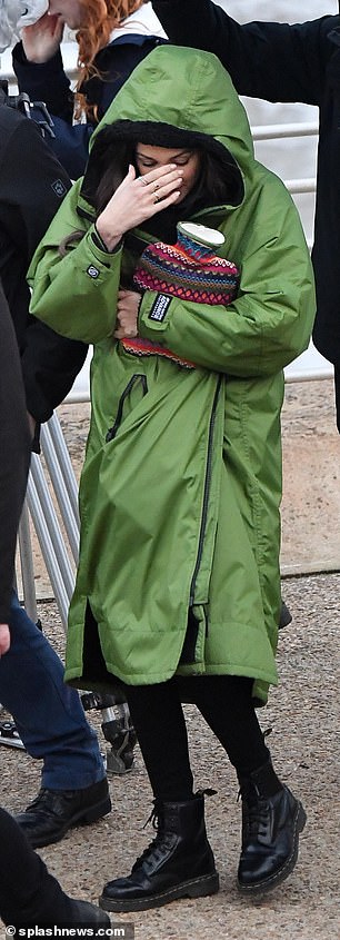 Outfit: 她用一双黑色皮靴完成了她的造型