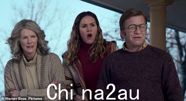 Bond: Ralphie 的妻子 Sandy Parker 由女演员 Erin Hayes(中)扮演,两人带着孩子回到克利夫兰街的家中过圣诞节