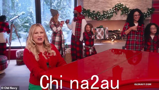 Festive: 钢琴,上面印有格子图案,在圣诞节早晨在家庭打开礼物的舞台上滑过
