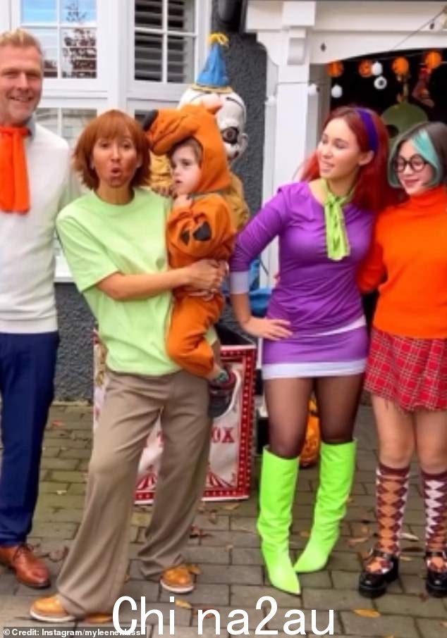 Family: 这家人最近打扮成ch来自 Scooby Doo 的演员来庆祝万圣节