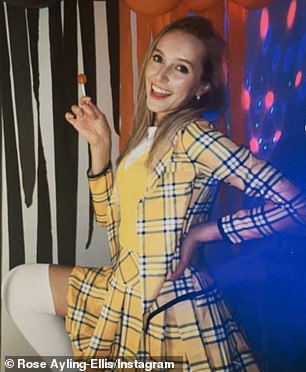 Clueless: 然后她换上了第二套服装,灵感来自 1995 年邪典经典 Clueless 中 Alicia Silverstone 的角色雪儿