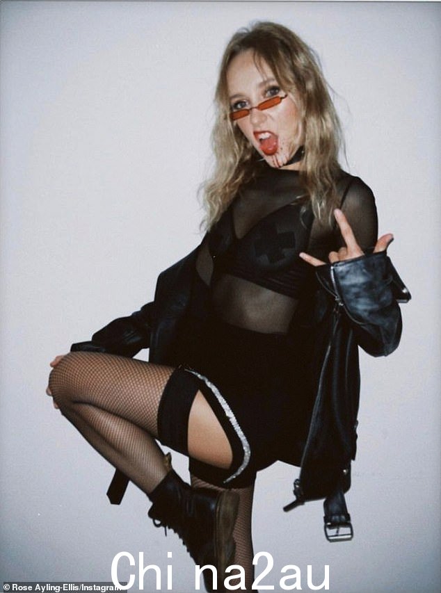 Vampire: 23 岁的 Rose Ayling-Ellis 周一穿着不修边幅的服装加入朋友们的万圣节派对,气温飙升
