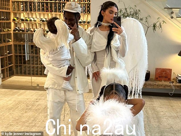Heavenly:Kylie 和她的家人也都装扮成晚上的天使