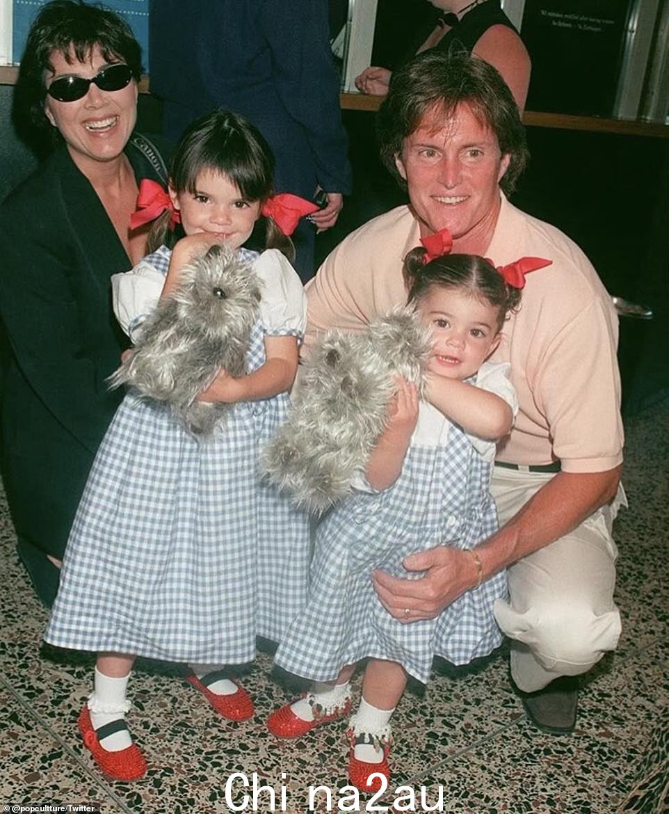 Flashback! 回到 1999 年,当时她才两岁,Kylie 和她的姐姐 Kendall Jenner 都打扮成 Dorothy