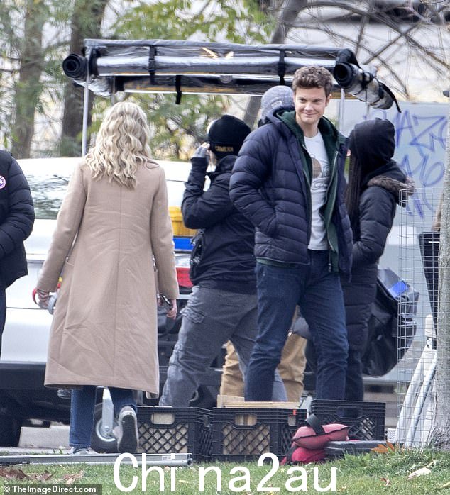 Jolly:该节目的 Jack Quaid,30 岁,穿着一件蓬松的蓝色夹克,外搭一件浅色上衣和牛仔裤