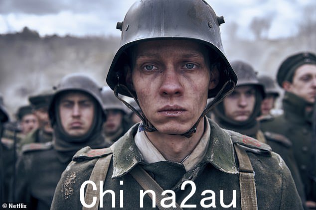 剧情:这部电影讲述了德国士兵 Paul Bäumer (Felix Kammerer) 的生活,他在与朋友一起入伍后,发现自己面临着可怕的战争现实=
