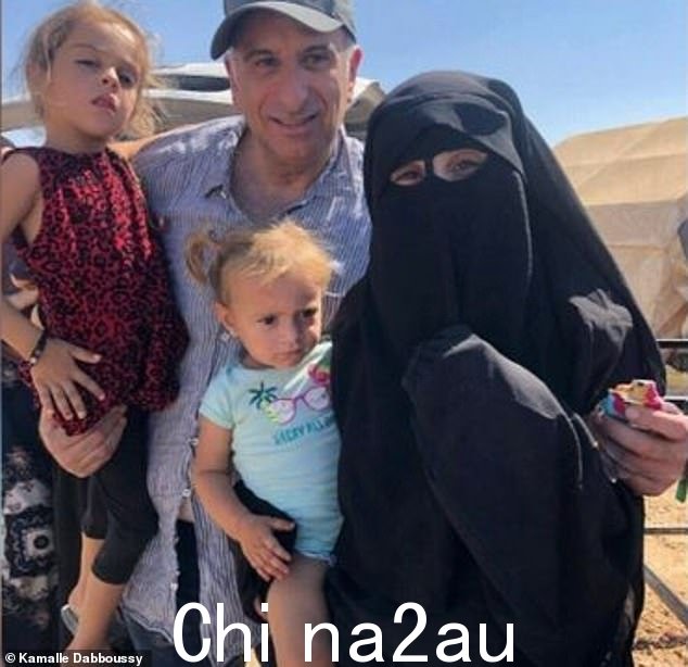 Kamalle Dabboussy 和他的女儿 Mariam Dabboussy(右)和她的女儿们在叙利亚东北部的 al-Hawl 营地。她是周六返回澳大利亚的 ISIS 新娘之一
