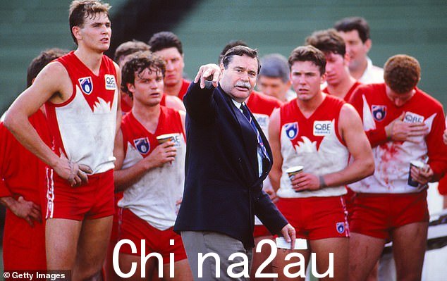 Williams 在 AFL 伟大的 Ron Barassi(如图中)担任主教练时首次成为球队的热门赛事