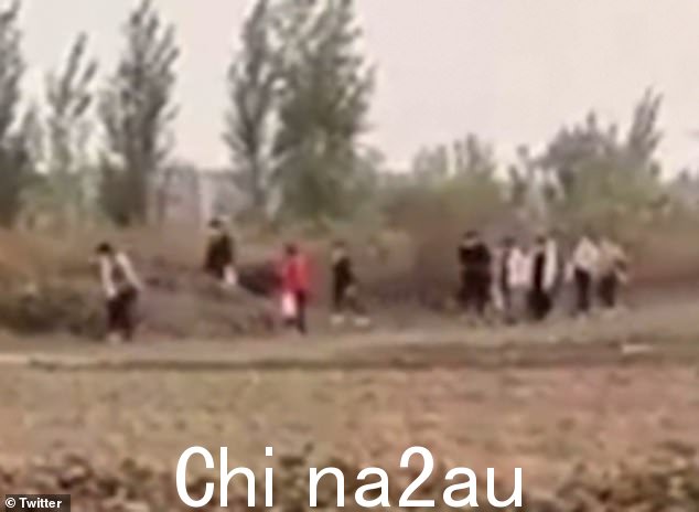 校园一直在“闭环管理”系统下运行,员工在工厂里与更广阔的世界隔离开来睡觉、生活和工作