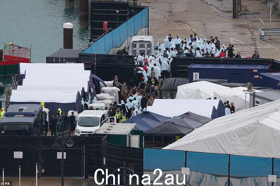 在 cro 之后,移民被带到多佛的站点昨天在小艇上唱着频道——就在它被攻击之前