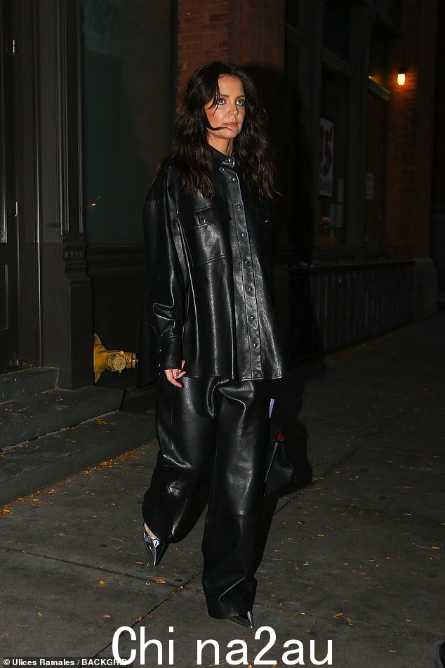 Fashionable: 这位 43 岁的美国女演员现身中城,穿着时尚的超大号皮革衬衫和裤子,看起来已经准备好走秀了。