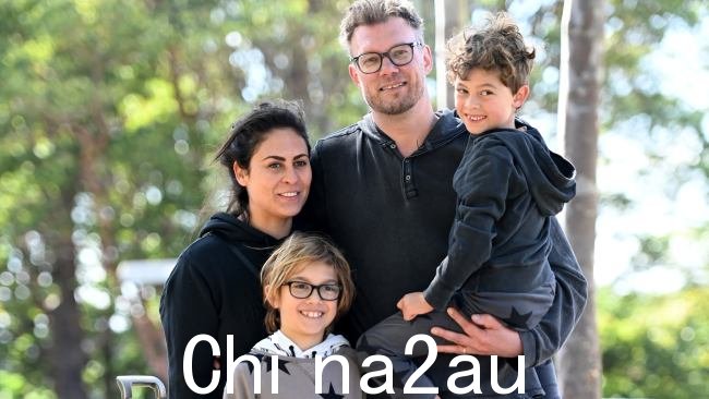 Magnus 和 Dominique Perri 与他们的孩子 Lucas 和 Oliver 一起睡了一夜今天早上狮子从围栏里逃出来后,他们被告知要撤离动物园。图片:NCA NewsWire / Jeremy Piper