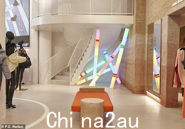 图为:悉尼乔治街的 P.E Nation 旗舰店。该店于 5 月开业,采用定制照明