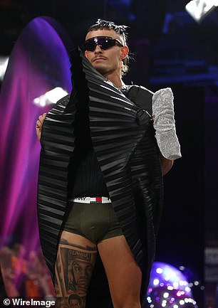 掀起裙子,观众看到了他紧身的Tommy Hilfiger jocks