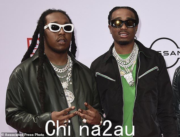 高飞:Migos 近十年前随着 2013 年的热门 Versace 爆发,通过 Drake 混音达到了更高的受欢迎程度; Takeoff 和 Quavo 于 2021 年 6 月 27 日抵达洛杉矶的 BET Awards