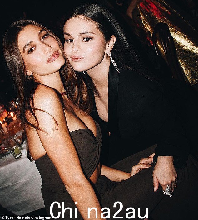 '没什么大不了的' :Selena Gomez 回应了网上对上个月她在学院博物馆晚会上拥抱 Hailey Bieber 的照片的狂热
