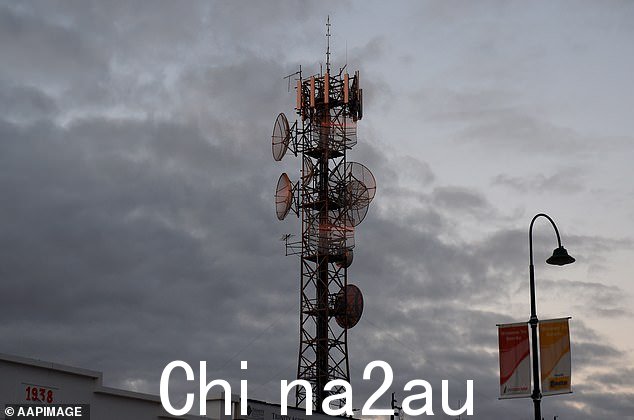 Telstra 说克莱德北部缺乏良好的电话接收是由于该地区人口的快速增长以及议会不愿在运动场附近允许新的接收塔