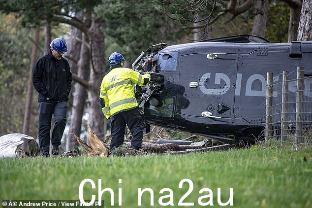 四个人被紧急服务从残骸中救出并送往医院