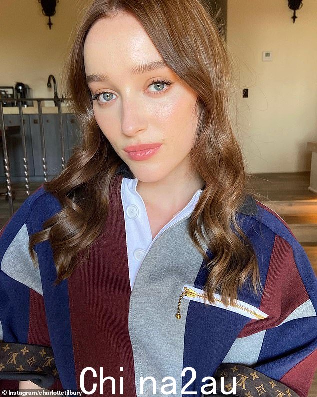 包括 Charlotte Tilbury 和护肤大亨 Zoe Foster-Blake 在内的美容业内人士分享了每个女人都应该知道的让自己看起来和感觉最好的美容秘诀(图片为 Phoebe Dynevor)