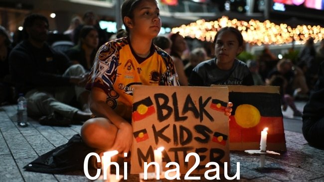 布里斯班的烛光守夜活动中，土著儿童举着“黑人孩子很重要”的标语。图片：Dan Peled/Getty Images