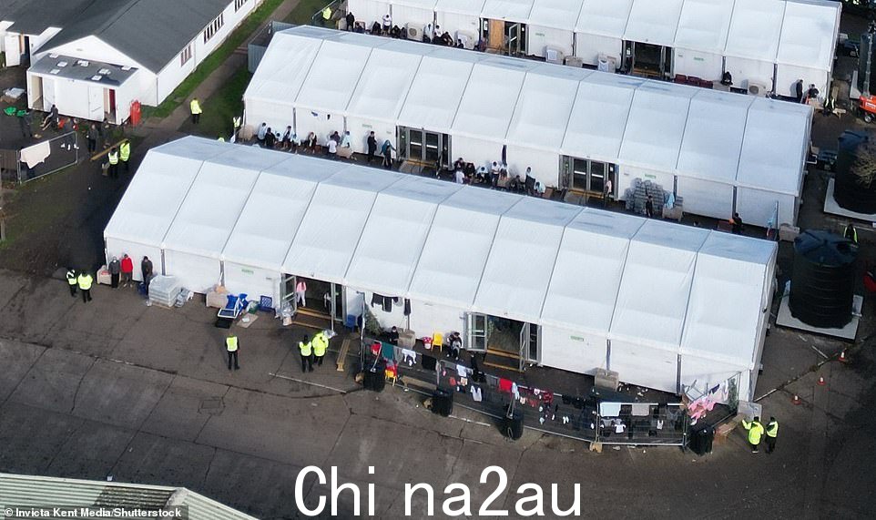 肯特有争议的曼斯顿营地(如图)的移民已经在帐篷地板上睡了一个月,不允许在门关闭的情况下使用厕所,并且直到本周才在现场驻扎全科医生,声称“class=