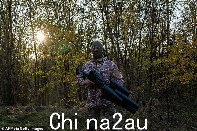 周三反攻期间,一名乌克兰士兵手持反无人机枪站在 Mykolaiv 外