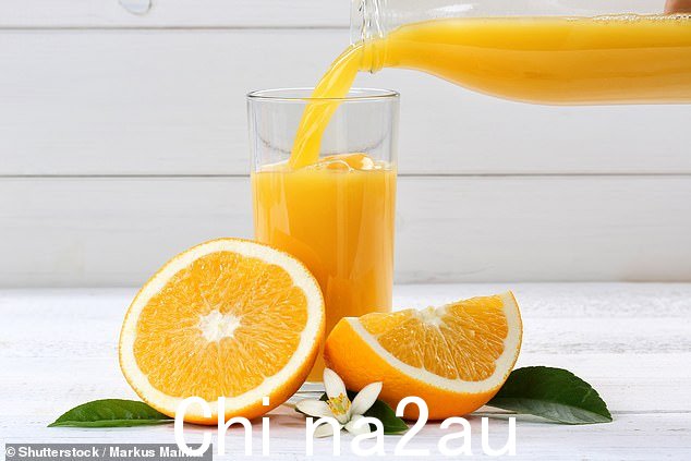 橙汁富含维生素 C，尽管人们普遍认为喝它会帮助你保持健康，感冒了，专家说不会。但是，它可能会加快您的恢复速度” class=