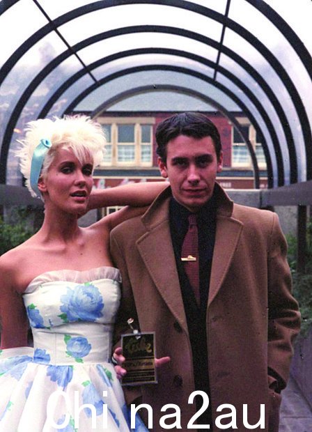 Jools Holland 开始与已故的 Paula Yates 共同主持 The Tube 时才 24 岁
