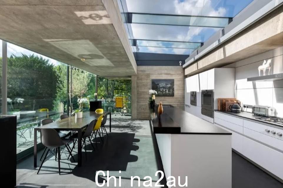 房子设有开放式娱乐室,厨房餐厅设置无线th 一个可伸缩的玻璃屋顶和一个玻璃墙书房