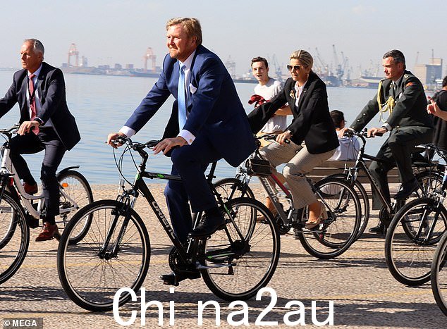 皇家骑行——在希腊田园诗般的海滨蜿蜒而行的自行车之旅表明,马西玛骑车也能穿出属于自己的优雅风范!” class=