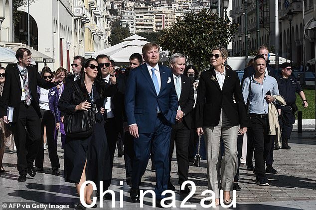 在他们拥挤的希腊之旅的最后一天,Willem 和 Maxima 探索了历史名城塞萨洛尼基