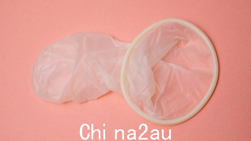 没有包装的避孕套放在粉红色的背景上