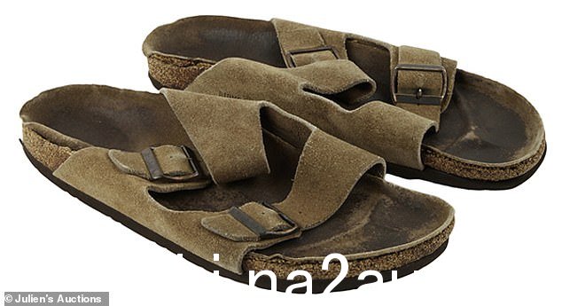 Steve Jobs 个人拥有并穿着一双棕色绒面革 Birkenstock Arizona 凉鞋,预计售价 60,000 - 80,000 美元
